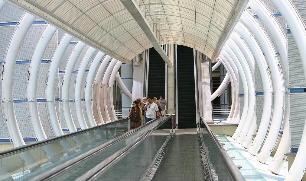 Die Laufbänder sind alle überdacht und die Tunnel teilweise sogar klimatisiert.