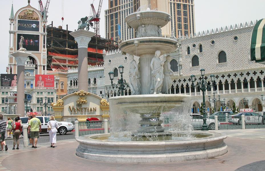 Das Venetian Resort Hotel ist ein Hotel am Las Vegas Strip, das der italienischen Stadt Venedig nachempfunden wurde. Im mächtigen Hotelturm und im Venezia-Tower befinden sich 4.049 Suiten mit jedem erdenklichen Luxus und alle haben mindestens 65 Quadratmeter Fläche.