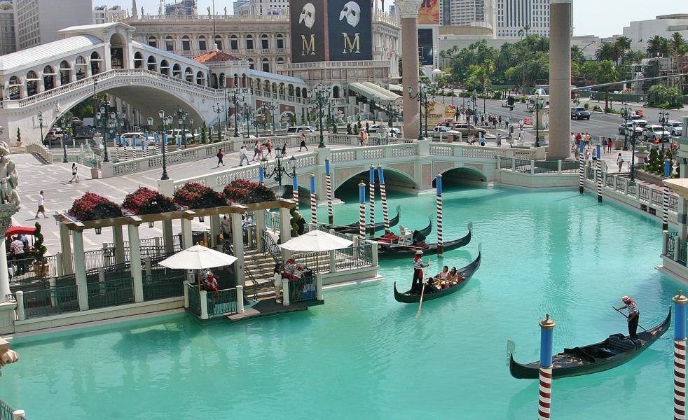 In dem Hotel sind venezianische Sehenswürdigkeiten wie die Rialtobrücke, der Markusplatz oder der Campanile wiederzuerkennen. 