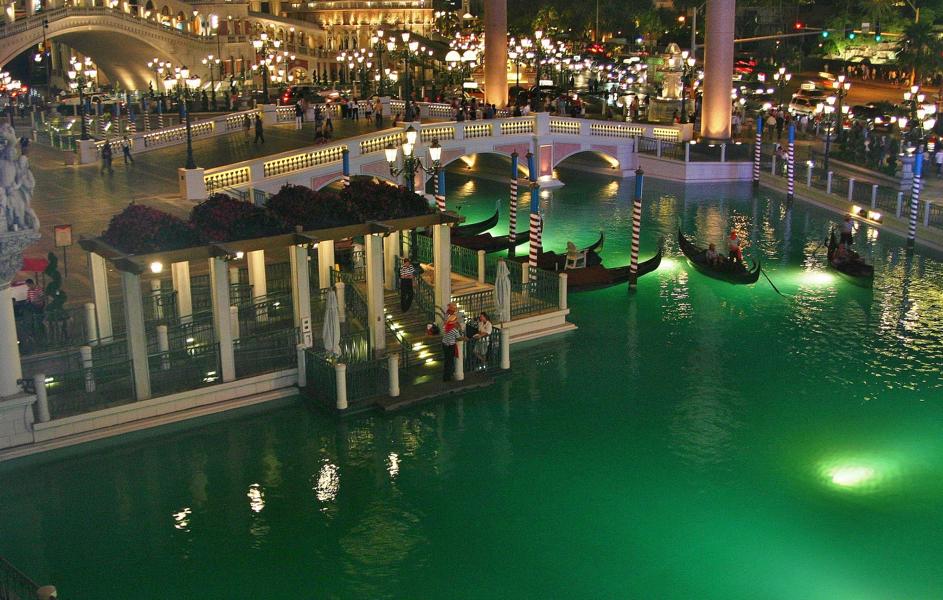 Selbst die venezianischen Kanäle wurden im und vor dem Hotel nachgebaut (allerdings nur knietief), einschließlich Gondeln mit singenden Gondolieri.