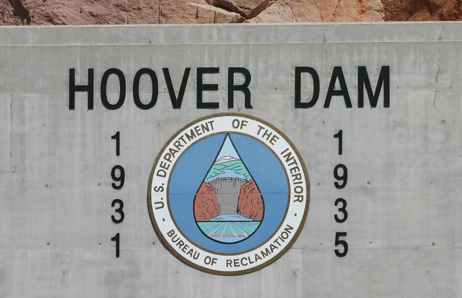 Gebaut wurde die Hoover-Staumauer zwischen 1931 und 1935 mit einer Höhe von 221 Metern und einer oberen Dicke von etwa 14 Metern. Die untere Dicke beträgt 201 Meter. Die Staumauer besteht aus rund 2,6 Millionen Kubikmeter Beton und 43.500 Tonnen Stahl. Der Bau der Talsperre kostete 49 Millionen Dollar. 