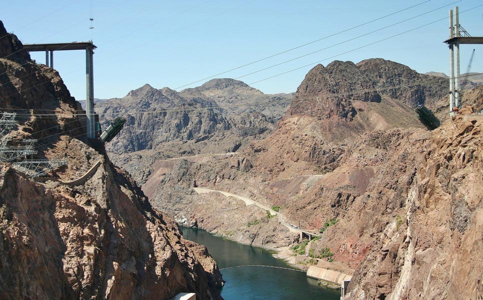 2008 waren Anfang und Ende der Bypass Bridge gerade fertiggestellt. Seit Oktober 2010 kann der Staudamm über eine große Stahlbogenbrücke umfahren werden und spart somit dem Reisenden nach bzw. von Las Vegas über eine halbe Stunde Reisezeit. 