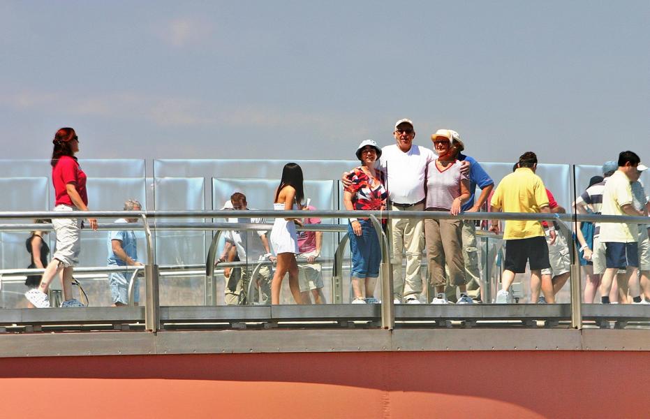 In den ersten rund zweieinhalb Jahren seit der Eröffnung haben etwa 700.000 Besucher den Skywalk besucht.