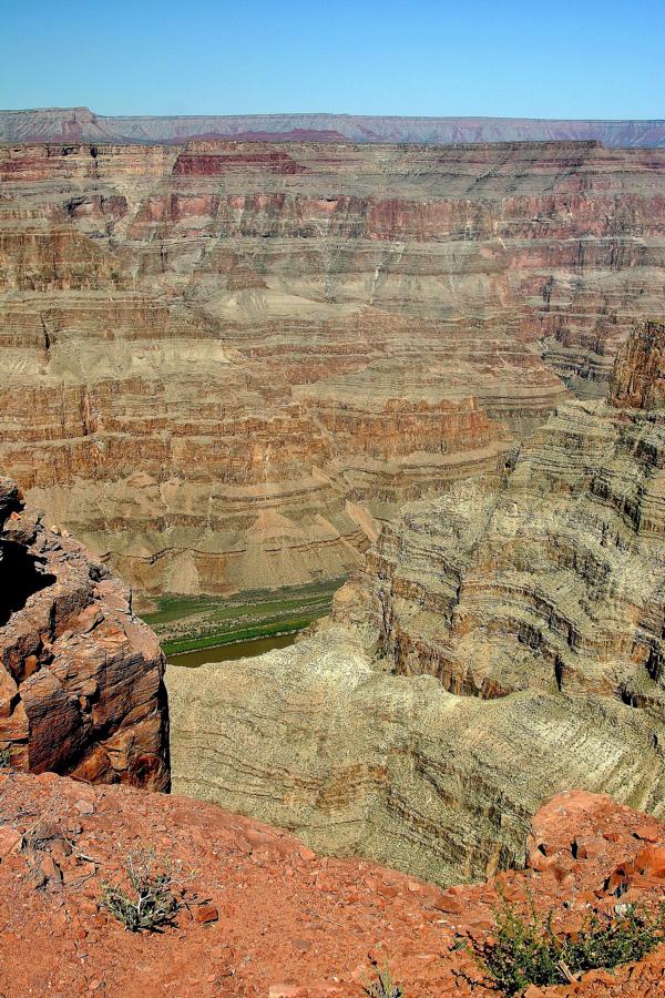 Der 1100 Meter tiefer gelegene Colorado River im Haupttal ist im Blickfeld, jedoch etwa zwei Kilometer entfernt.