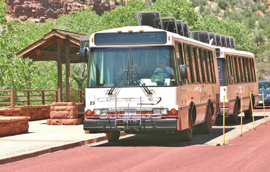 Kostenlose Shuttlebusse im Zion Nationalpark.