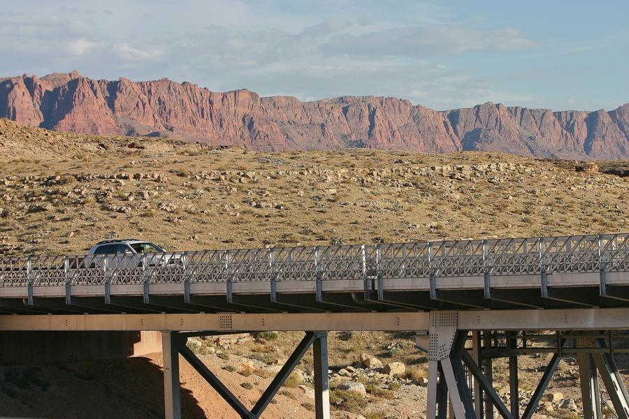Wir nutzten die Navajo-Brücke, um Page, wo wir zwei Tage blieben, zu erreichen. Die Brücke wurde von 1993-1995 gebaut. Ihre Länge beträgt 277m, ihre Höhe 143m.