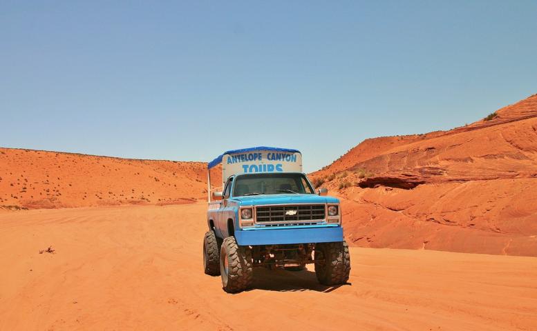Doch gerade das Auto, was uns transportierte, erlitt 500 m vor dem Eingang zum Canyon einen Motorschaden, der uns zu einem schweißtreibenden Fußmarsch durch tiefen Sand zwang.