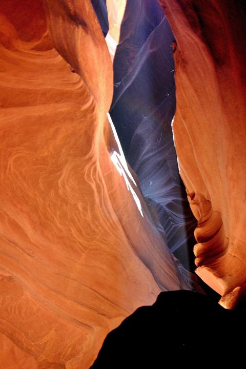 Das Licht hüllt den Sandstein in alle erdenklichen Schattierungen von Rot über Orange bis Braun.