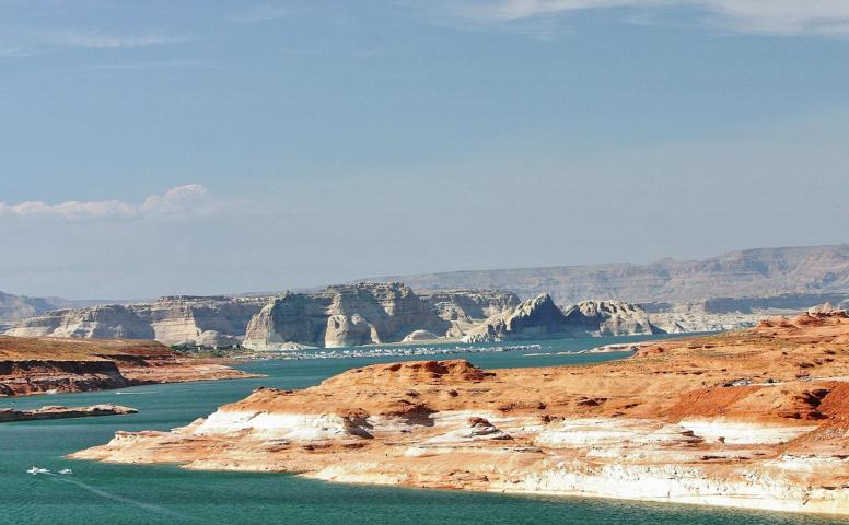 Nach etlichen niederschlagsarmen Jahren und intensiver Wasserentnahme (u.a. aus Las Vegas) ist der Pegel um zig Meter gesunken. Durch den Rückgang sind breite Strände entstanden, die Enden der äußeren Canyons sind ausgetrocknet.