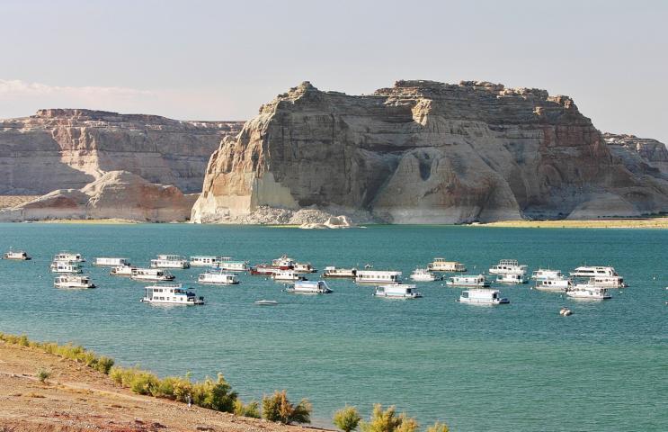 An der Wahweap Marina (ca. 11 km von Page) kommen Wassersportler voll auf ihre Kosten. Motorboote aller Größen, Jet-Skis oder ein Hausboot können gemietet werden. 