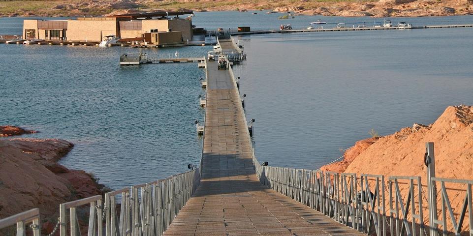 Am letzten Abend in Page fuhren wir an den Lake Powell und aßen in diesem Restaurant. Vom Parkplatz wurde man mit einem Elektroshuttle abgeholt und wieder zurückgebracht.
