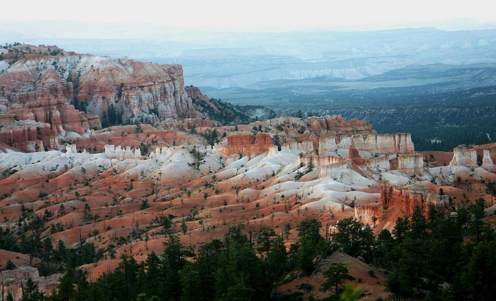Bevor wir die drei geplanten Tagesziele ansteuerten, besuchten wir  noch gegen 5.15 Uhr  den Bryce Canyon -Park, um die Morgenatmosphäre bei empfindlicher Kälte (3°Grad) zu erleben.