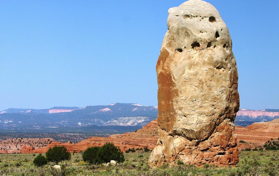 Wie eine Spargelspitze ragt diese Steinsäule aus der Landschaft.