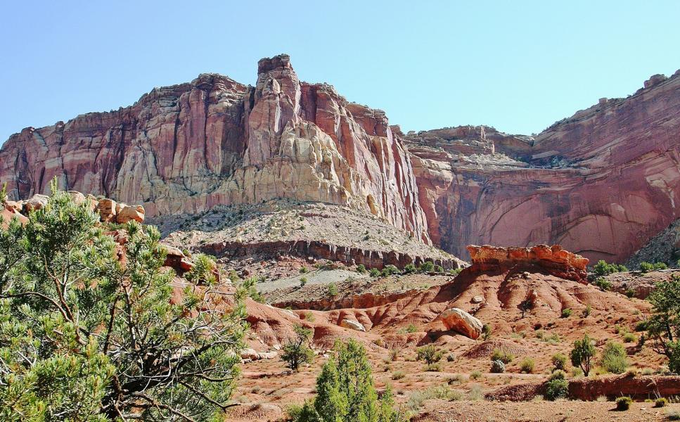 Die markante Sandsteinformation The Castle im Capitol Reef-Nationalpark.