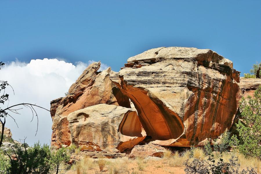 Twin Rocks, zwei balancierende Felsblöcke. 