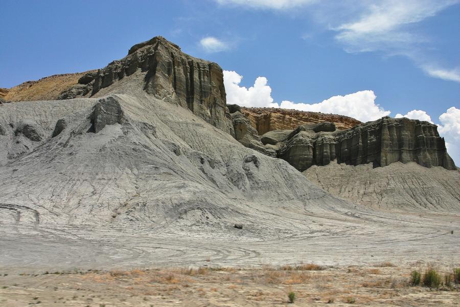 Auf dem Weg nach Hanksville säumen solche geologischen Formationen die Straße.