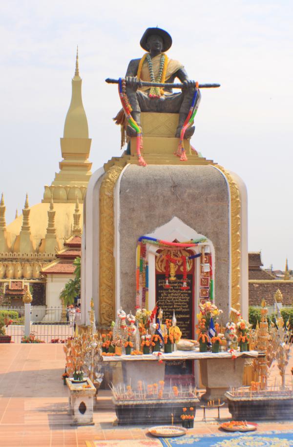 Unmittelbar vor dem Pha That Luang befindet sich noch die Statue König Setthathirats.