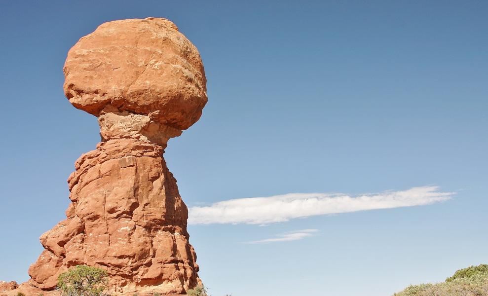Unser nächster Stop ist der Balanced Rock, ein großer Felsen, der auf einer Felsnadel ?balanciert?. Er liegt in der Nähe der Straße und kann auf einem 0,5 km langen Weg zu Fuß umrundet werden. Seine enormen Proportionen sind aus der Bodenperspektive kaum erfassbar. Allein der obere Felsblock ist 17 m hoch und wiegt über 3500 Tonnen! Er besteht aus relativ hartem Entrada-Sandstein, der einer weicheren, stärker verwitterten Schicht derselben Formation aufsitzt. Die Basis des insgesamt 39 m hohen ungewöhnlichen Standbildes gehört dagegen zu der älteren Formation des Navajo-Sandsteins. 