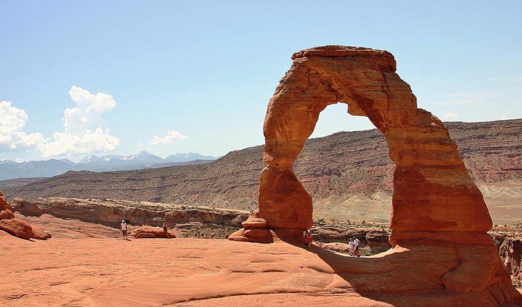 Der Delicate Arch hat eine Höhevon 14 m. Es ist ein alleinstehender, sehr bekannter Bogen. Ein Abbild befindet sich unter anderem auf den KFZ-Kennzeichen des Bundesstaates Utah. Etwa 1 Stunde Fußmarsch, dann ist man vom Parkplatz an der Wolfe-Ranch da.