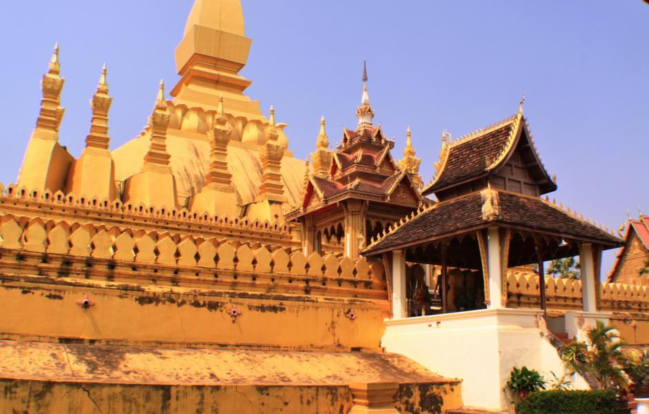 Durch Tore  an den vier Seiten ist die jeweils nächste Stufe erreichbar. Der Stupa steht auf drei nach oben kleiner werdenden Terrassen, die jeweils Außen von großen, stilisierten Lotos-Blütenblättern gestützt werden. Die unterste Terrasse ist 68 m x 69 m groß, die umgebende Mauer ist oben mit 323 Votivsteinen dekoriert. Die zweite Terrasse misst 48 m x 48 m. Hier befinden sich weitere 288 Votivsteine.