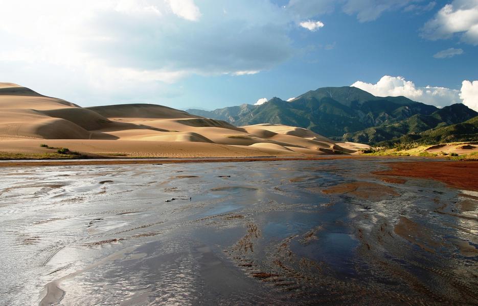Ein außergewöhnliches Phänomen kann im Medano Creek, einem Bach östlich der Dünen in der Nähe des Besucherzentrums beobachtet werden. Weil frischer Sand gleichmäßig in das Wasser rieselt, findet der Bach kein stabiles und dauerhaftes Flussbett. So entstehen kleine Unterwasser-Dünen, die Dämme bilden und wieder zusammenbrechen. Dadurch entstehen in Intervallen Brandungswellen, die zu Zeiten bei hohem Wasserstand bis zu 30 Zentimeter hoch werden können.