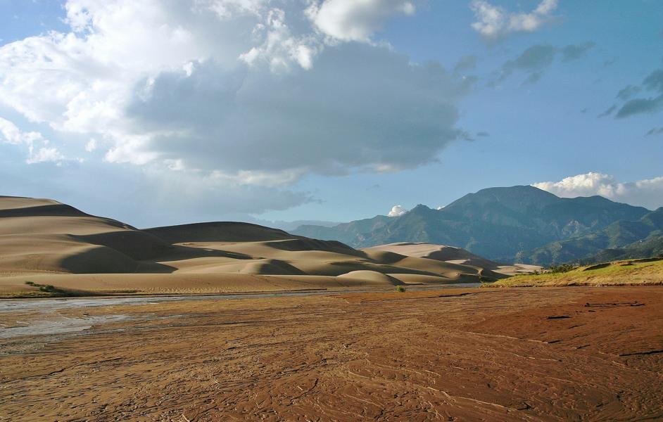 Das Flußbett des Medano Creek ist sehr breit, aber flach, sodass man bequem zu den Dünen gelangt.