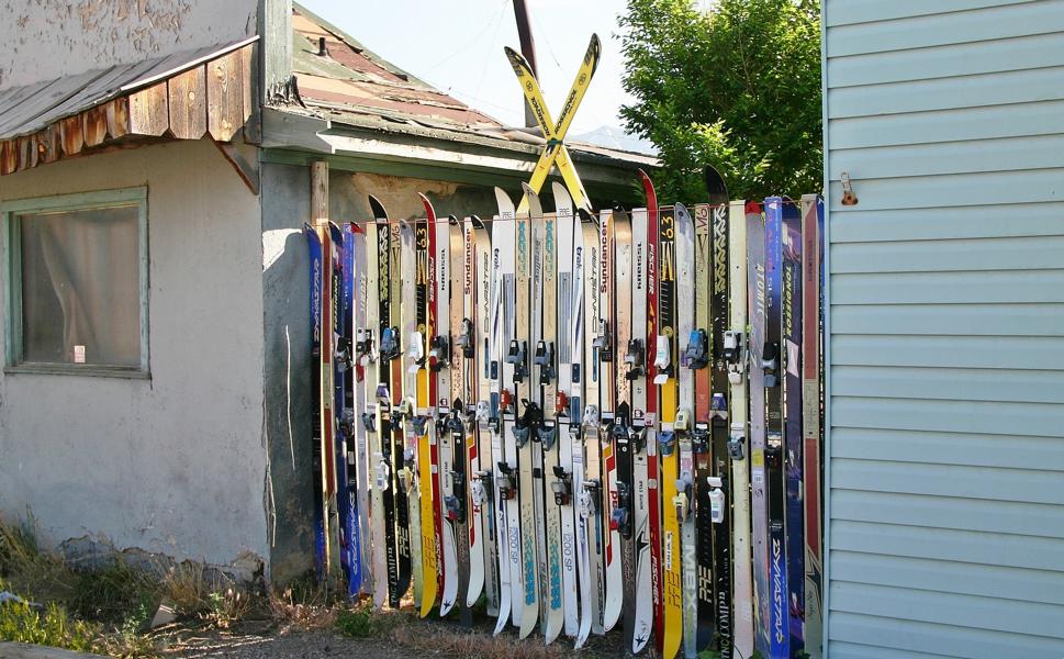 Eine Skiausleihstation mit eigener Werbung.