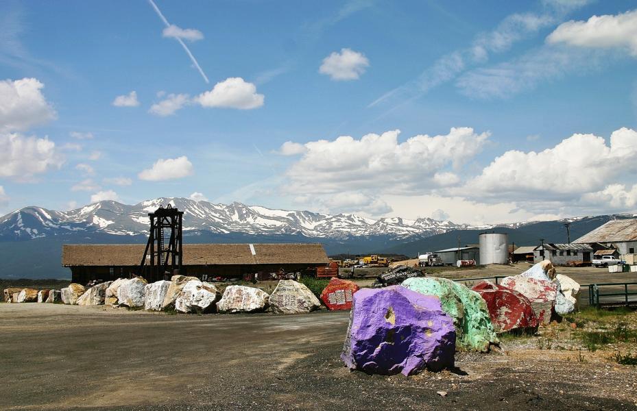 Vor Leadville sind noch Silberbergwerke vorhanden.