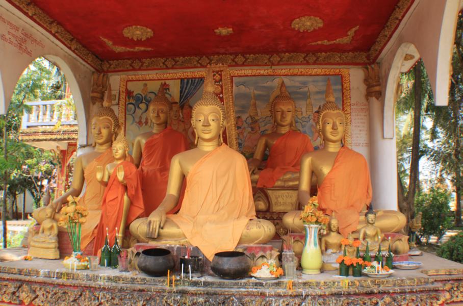 Die Mönche der Anlage haben mehrere Orte, wo sie meditieren. Die Buddha-Figuren sind alle mit Blattgold belegt.