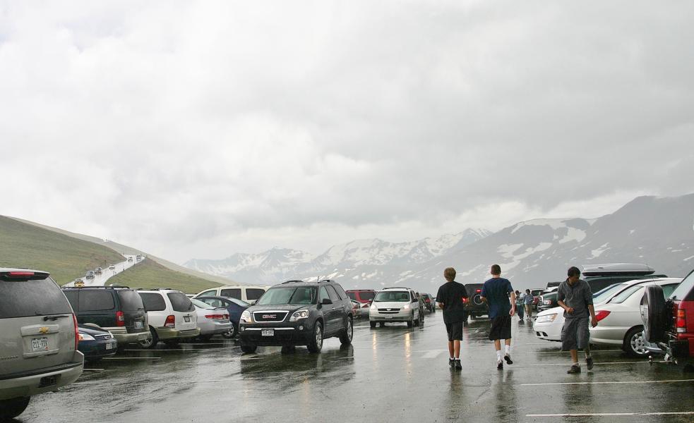 Auf dem Parkplatz verfolgten wir die Flucht der Parkbesucher in ihre Autos.