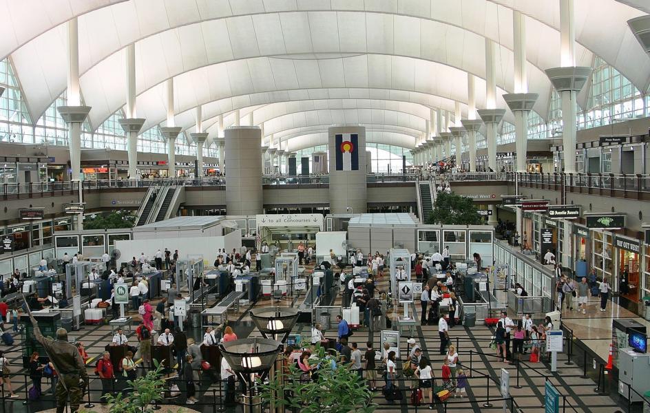 Der Denver International Airport ist zwar einer der verkehrsreichsten Flughäfen der Welt, aber sowohl die Ankunft als auch der Abflug aus diesem internationalen Flughafen waren sehr einfach.