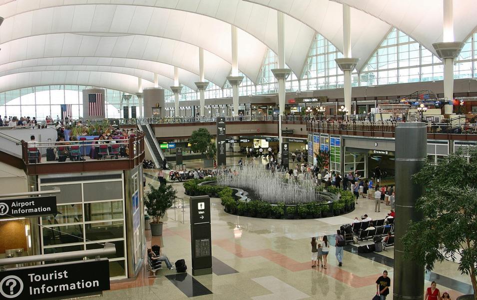 Alle abreisenden Fluggäste beginnen ihre Reise im Jeppesen-Terminal, in dem sich die Schalter für Ticketing, Check-In, Gepäckaufgabe und die Sicherheitskontrolle befinden.