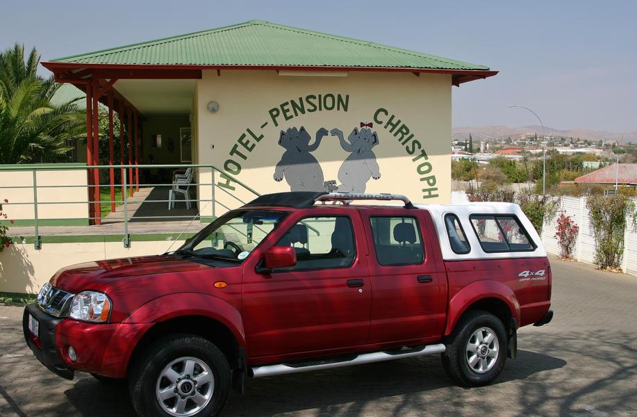 Gleich nach der Ankunft um 7.15 Uhr wurden wir mit einem Shuttlebus zur Automietstation in Windhoek gebracht. Der Anbieter war Srifty. Hier wollte man uns noch Zusatzversicherungen aufschwatzen, was wir aber ablehnten. 