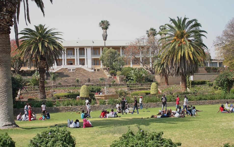 Tintenpalast in Windhoek mit vorgelagertem Parlamentsgarten, in dem sich die Jugend gern aufhält.