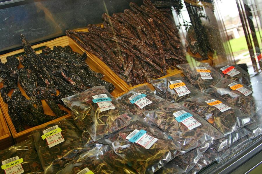 Biltong ist eine Spezialität der südafrikanischen und namibischen Küche, bestehend aus luftgetrocknetem Rind- oder Wildfleisch. Halb getrocknet ist Biltong drei Wochen haltbar, voll getrocknet etwa zwei Jahre.
