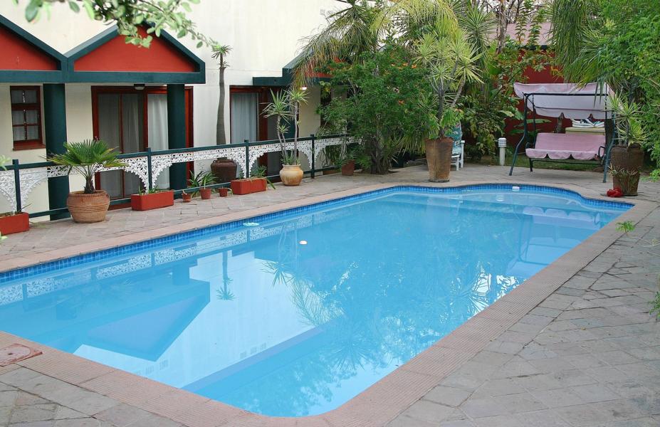 Nachdem wir wieder auf der Straße B1fuhren, war es bis Otavi nicht mehr weit. Hier wurde nachgetankt. Schon gegen 16.00 Uhr begann es dunkel zu werden. Bis zum Minenhotel in Tsumeb, wo wir schliefen, fuhren wir in der Dunkelheit, was eigentlich nicht unsere Absicht war. 