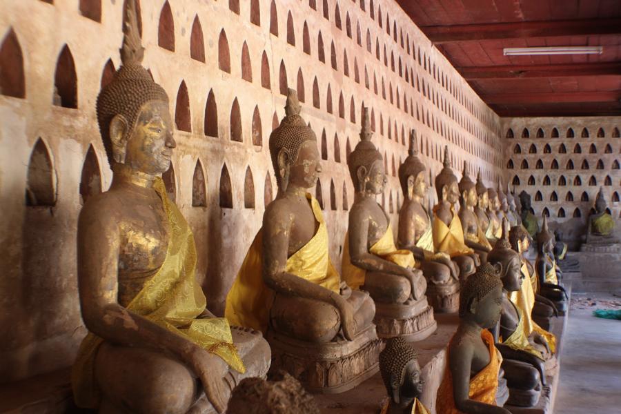 In der Ummauerung des Wat Sisaket sind unzählige kleine Nischen eingelassen, in denen Figurenpärchen aufgestellt sind.