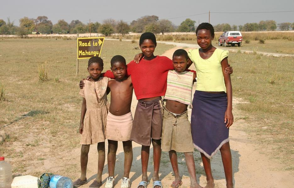 Diese Kindergruppe war auf dem Weg zum Okawango, um Wasser zu holen.