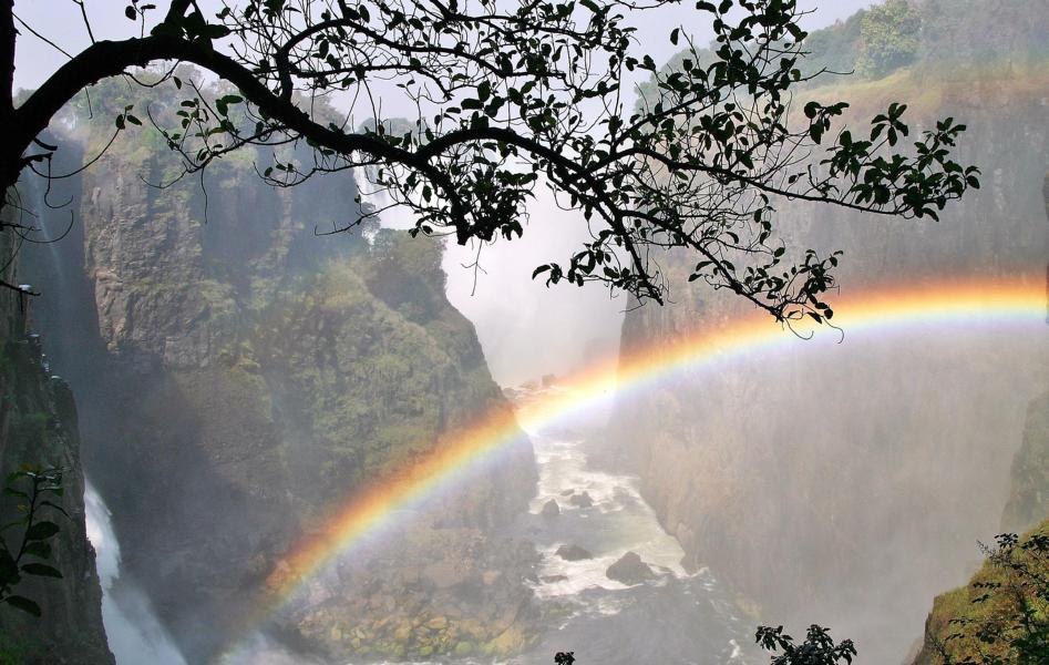Zig Regenbögen dekorieren das Panorama.