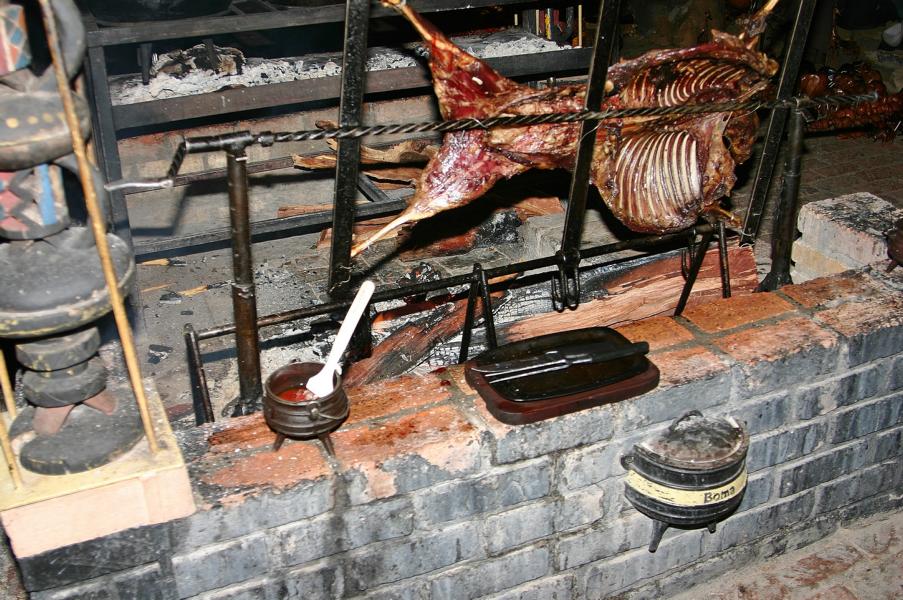 Zum Abendessen gab es unterschiedlichstes Fleisch vom Spieß.