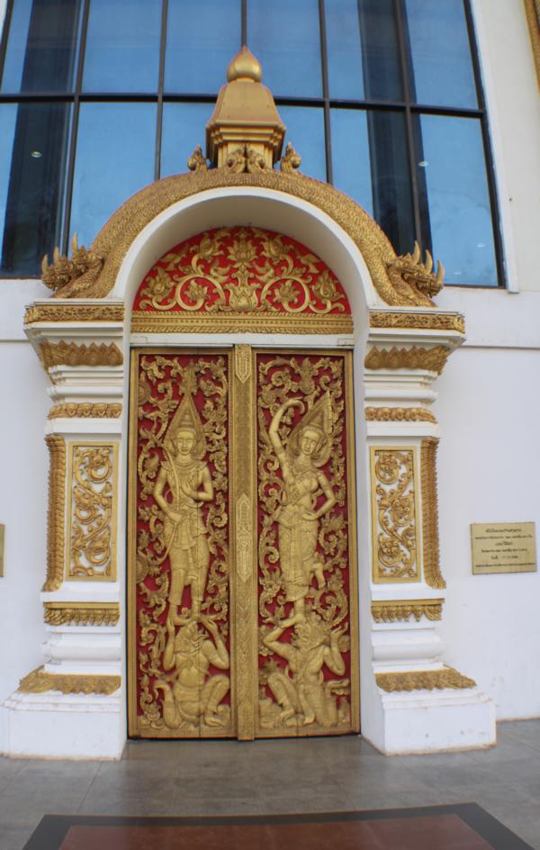 Die Eingangstüren des Kulturpalastes sind exklusiv gestaltet.