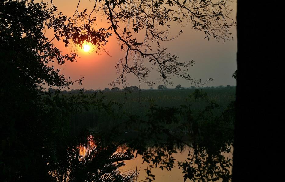 Badende Elefanten hörten wir nach diesem herrlichen Sonnenuntergang an dieser Stelle, die wir von unserem vergitterten Zimmerfenster aus sehen konnten.
