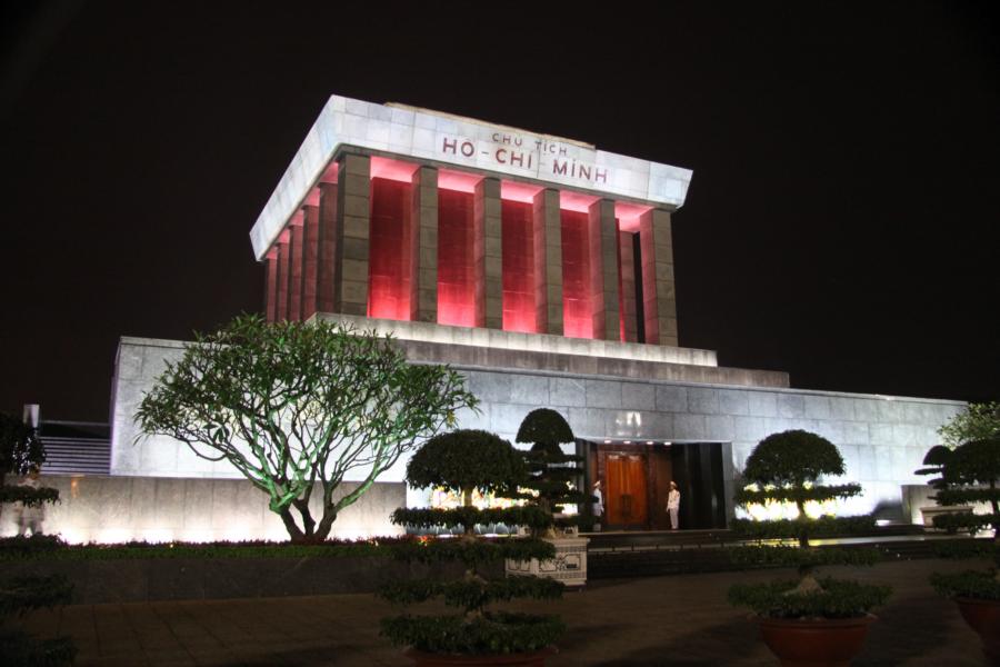 In Hanoi angekommen, besuchten wir noch die riesige Anlage, wo das Ho Chi Minh ? Mausoleum liegt.