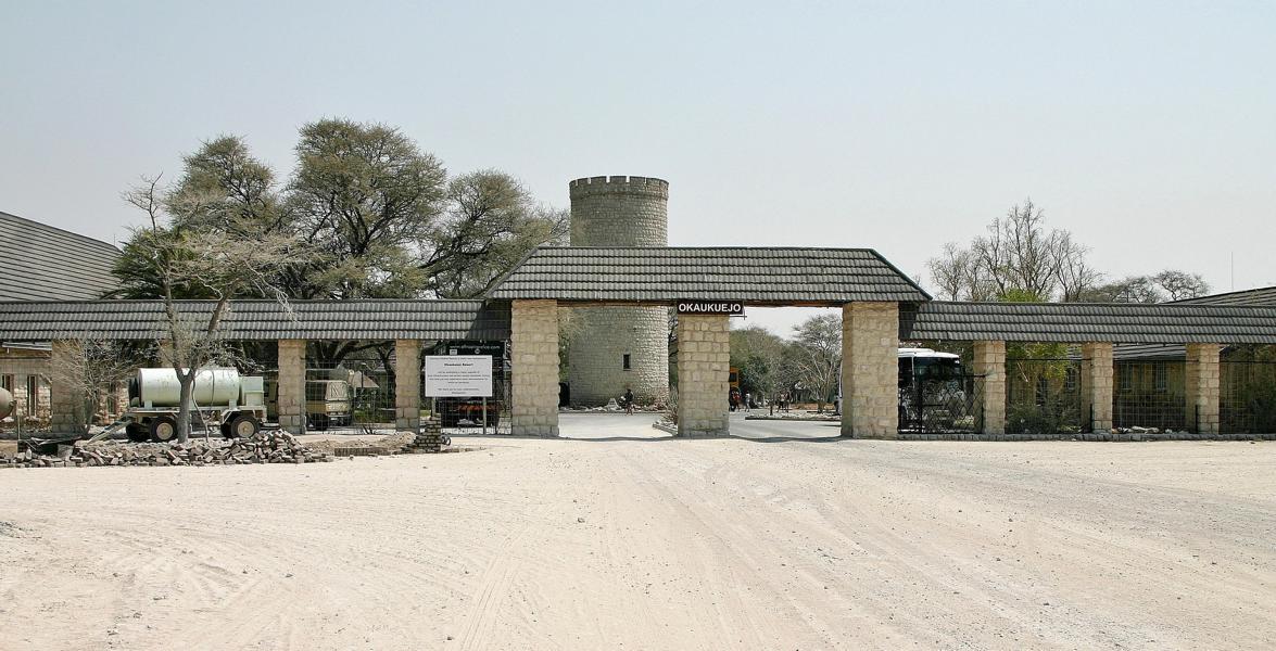 Das Okaukuejo Rastlager befindet sich 17 km von dem südlichen Eingang des Parks und ist bekannt für sein beleuchtetes Wasserloch an welchem die Besucher das Wild hautnah beobachten kann. 