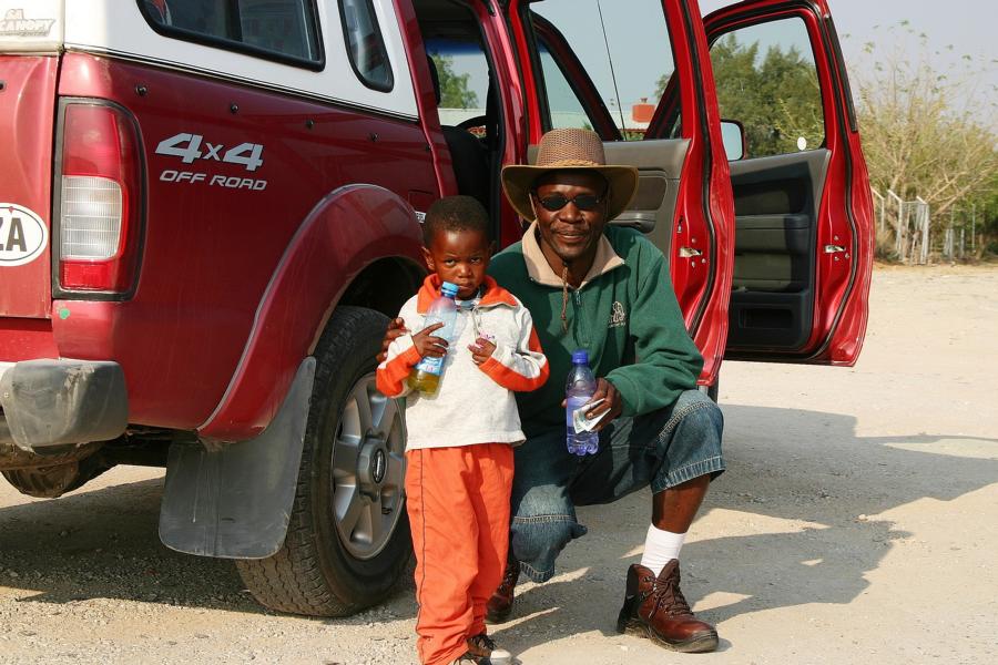 Ranger Wolfgang mit seiner Tochter. Er begleitete uns während des Aufenthaltes in der Hobatere Lodge. Wir nahmen ihn mit in sein Heimatdorf, wo er seine Eltern besuchte.