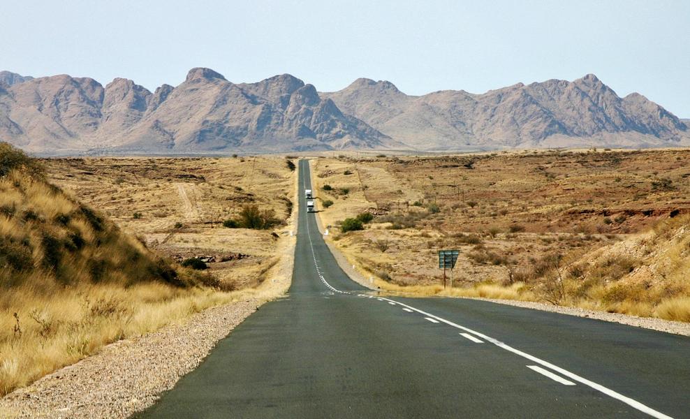 Die Nationalstraße B1 führt an den Groot Karasbergen vorbei. Zwischen Keetmanshoop und dem Grenzort Noordoewer  durchfährt man in nur zwei Orte: Narubis und Grünau.