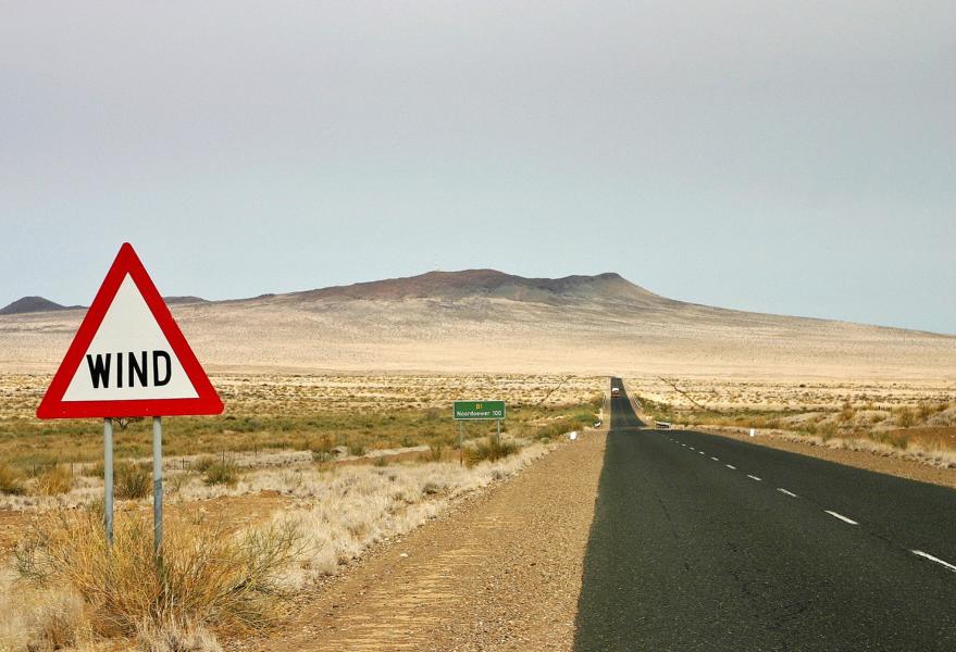 In dieser Wüstenlandschaft brauchten wir während der Durchfahrt auf dieses Schild nicht zu achten: Es war fast windstill, dafür aber heiß.