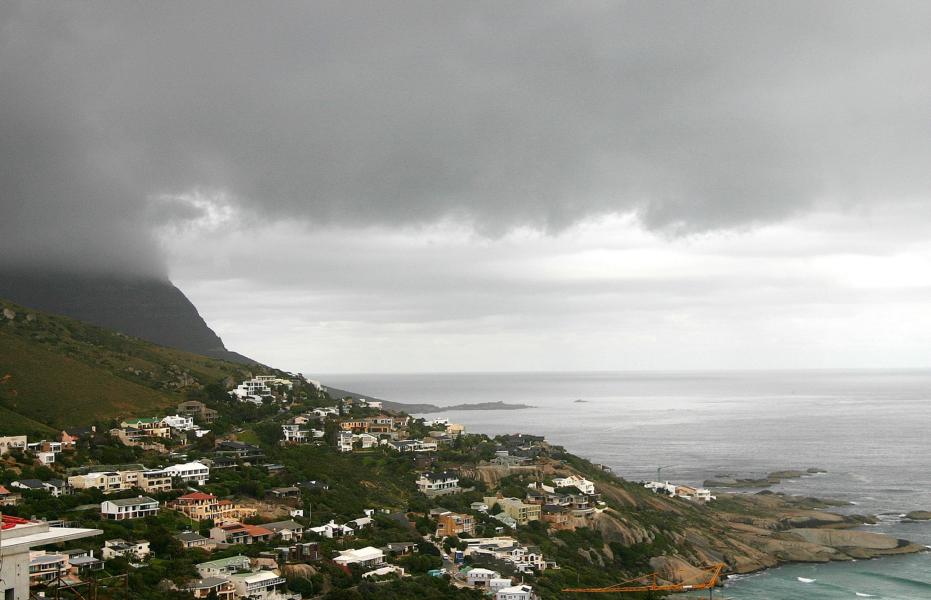 Hout Bay. Der kleine Fischerei- und Touristenort liegt malerisch an der gleichnamigen Bucht, die im Osten vom Chapman?s Peak und im Westen vom Karbonkelkberg (653 m) und dem kleineren, aber auffälligeren The Sentinel (331 m) umgeben ist. Leider war der Morgen dieses Tages verregnet.