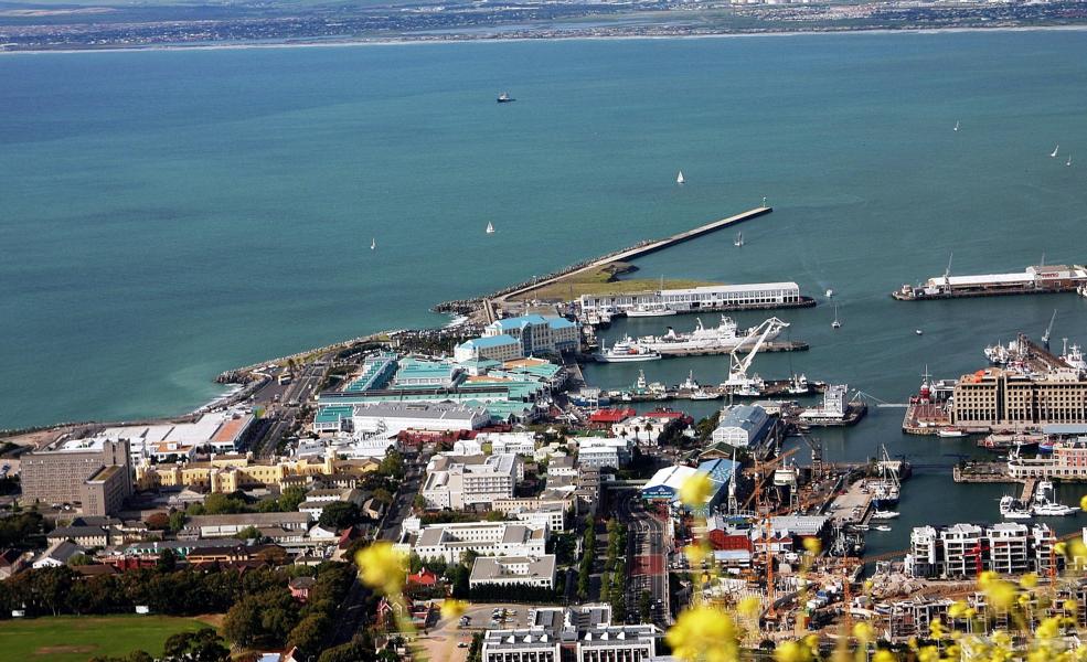 Victoria & Alfred Waterfront ist ein restauriertes Werft- und Hafenviertel, das wir über mehrere Stunden durchliefen. Wie ein Magnet wirkte und wirkt die Waterfront auf die Innenstadt von Kapstadt. Zu Beginn der 1990er Jahre zog sie massiv Geschäftsleute und Touristen an. 270 Geschäfte, über 50 Restaurants, 10 Pubs, 7 Hotels, 11 Kinos, 6 Museen, Hunderte von Büroräumen, luxuriöse Wohnungen am Yachthafen nördlich der Victoria Wharf und am New Basin machen dieses Areal nordwestlich der eigentlichen Innenstadt zu einer der Hauptattraktionen in Südafrika.