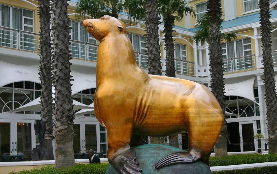Seelöwe im Vorgarten eines Hotels im Hafengelände.